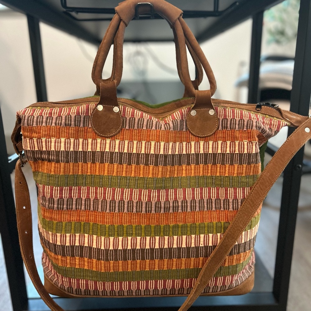Sturdy handmade Guatemalan bag w/ zipper